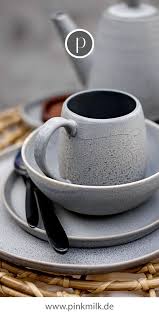 Geschirr Set Sandrine Mit Grossem Speiseteller In Grau 5 Tlg Pinkmilk De Geschirrset Bloomingville Geschirr Tisch Eindecken