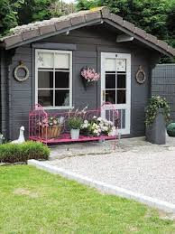 Idees Pour Decorer Et Amenager Votre Abri De Jardin Abri De Jardin Cabanon De Jardin Cabane Jardin