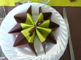 Des modèles au pliage rectangulaire ou d'un format inférieur ne feraient que. Pliage Serviette Papier Facile Avec 2 Couleurs Gamboahinestrosa