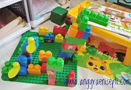 Bermodalkan lego, ia membuat ulang rumah asli menjadi versi mini. 5 Mainan Bongkar Pasang Yang Bikin Anak Betah Di Rumah Aja Anggraeni Septi