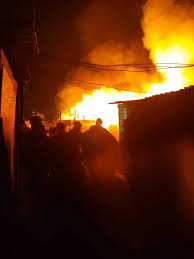 O prédio precisou ser evacuado. Incendio Em Comunidade Da Zona Leste De Sp Deixa Um Morto Noticias R7 Sao Paulo