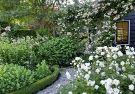 Bei richhome werden sie einiges finden um ihr garten oder terrasse wohnlicher zumachen. Tipps Zur Gestaltung Eines Landhausgartens Obi Ratgeber