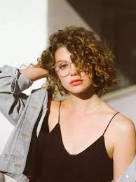 1001 Images Tendance De Coiffure 2020 Pour Trouver La Meilleure Pour Vous Couleur Pour Brune Coiffures Courtes Frisees Coupe De Cheveux Ado