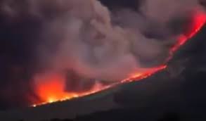 Gunung semeru mengeluarkan awan panas guguran (apg) dengan jarak luncur kurang lebih 4,5 kilometer, sabtu republika.co.id, aktivitas gunung semeru di jawa timur (jatim) meningkat. Gunung Semeru Di Lumajang Meletus Lahar Panas Mengalir Ke Curah Kobokan Pronojiwo Suara Indonesia