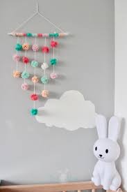 Deko Diy Pompom Mobile Furs Baby Kinderzimmer Selber Machen Inkl Anleitung Fur Gabelpompoms Pompo In 2020 Homemade Mobile Diy Baby Stuff
