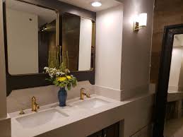 Dengan mudah menciptakan tempat perlindungan beberapa ide kamar mandi sederhana yang dapat kamu masukkan adalah cermin berbentuk geometris, menampilkan beton, kayu dan elemen. 45 Desain Kamar Mandi Minimalis Modern Sederhana Cantik