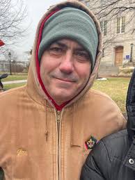 Så sælg dog Grønland, og tjen nogle penge«, siger Trump-støtte i køen og  får vennerne til at grine