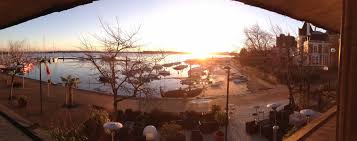 Une salle est à votre disposition ainsi qu'une terrasse lorsque la météo est clémente. Brasserie Le Tour Du Monde Larmor Plage