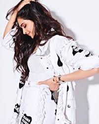 Deepika Padukone Borrows Ranveer Singh S Quirky Style As She Attends Event With Facebook Instagram Hungryboo Deepika Padukone Style Bollywood Girls Bollywood Fashion