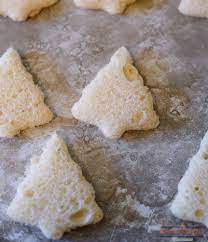 Spice up your appetizers with this cheesy twist on crescent rolls. Easy Cheesy Christmas Tree Shaped Appetizers An Alli Event