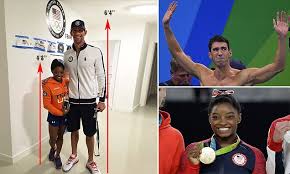 How tall is simone biles? Michael Phelps Towers Over Simone Biles In Photo Of Olympic Gold Medalists Daily Mail Online