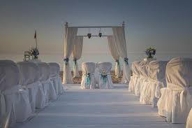 Matrimonio in spiaggia se amate l'estate e il mare approfittatene e fatene lo scenario ideale del vostro matrimonio. Decorazioni Da Matrimonio In Spiaggia Scenografie E Romanticismo