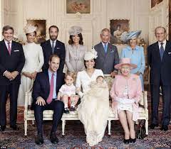 W pałacu buckingham mieszka rodzina królewska. Krolowa Elzbieta Zmienila Nazwisko Rodziny Krolewskiej Na Jakie