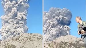 Así fue la erupción del volcán Dukono en Indonesia que dejó tres muertos y 20 desaparecidos