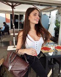Sono chiara nasti, una semplice ragazza di 18 anni che, oltre ad andare a scuola e vivere una vita tipica di una teenager italiana, sta scoprendo nuovi mondi e sta cercando di far scoprire agli altri il proprio di mondo! Chiara Nasti Home Facebook