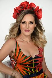 Debutul festivalului internaţional cerbul de aur 2019 a fost marcat de un recital impresionant pus în scenă de laura bretan, ester peony şi olivier kaye, de departe acesta fiind cel mai bun moment al primei seri. Eda Marcus Si Elvin Dandel PrezintÄ Cerbul De Aur 2019 Psihologul Muzical