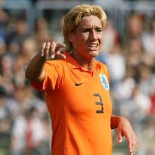 In 2001, she became the first dutch footballer to gain 100 caps. Oud Aanvoerder Oranjevrouwen Migchelsen 49 Na Kort Ziekbed Overleden Nos