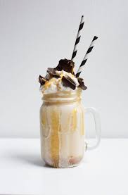 Un Freakshake Xxl Freakshakes Les Milk Shakes De L Horreur Qui Affolent La Toile Elle A Table Milk Shake Chocolat Cookies Et Biscuits Dessert Fraise