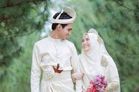 Dikutip dari akun instagram @rumahpengantin.anisah, salah satu contohnya adalah gaun putih ini. 20 Inspirasi Foto Pasca Wedding Cocok Buat Pasangan Yang Menganut Taaruf