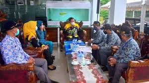 Hal ini akan membuat anda menjadi panutan yang sangat dikagumi istri dan anak anda. Pendataan Keluarga 2021 Di Mesuji Perdana Di Rumah Keluarga Bupati Saply Th Tribun Lampung