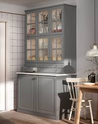 Ett Vitrinskap Byggt Med Bodbyn Vitrinlucka I Gratt Koksinredning Inreda Kok Sommarstuga Inredning Kok