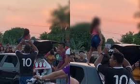 Niña menina fernanda, menina dançando de cueca, meninas a polícia civil do amazonas investiga o caso da menina de oito anos que foi filmada dançando funk em cima de um carro diante de centenas de. Em Manaus Video De Crianca Rebolando Em Cima Do Carro Viraliza E Pc Investiga O Caso