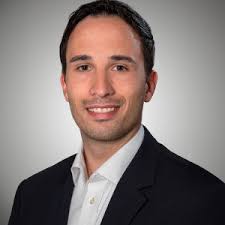 Sustainable Finance Expertinnen und Experten erhalten Diplome