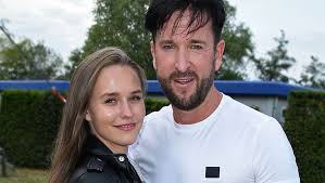 Inzwischen scheint lauras karriere wie die laura müller hat sich jetzt positioniert. Michael Wendler Laura Muller Ort Der Hochzeit Steht Fest Bunte De