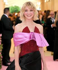 Tıp fakültesini bırakmak zorunda kalan genç kadın, endişeli ebeveynleriyle birlikte yaşamakta ve bir kahve. Carey Mulligan Reveals Promising Young Woman Nail Art