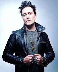 Pin By Mariana On Avenged Sevenfold Synyster Gates Cute Celebrities Avenged Sevenfold