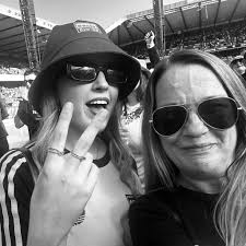 Does anyone know a wedding photographer who is local to Falkirk/West  Lothian and not too expensive? I get married later in the year and looking  for something cheap is about £500/£600. Thanks