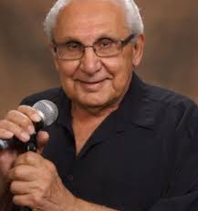 Tiene 74 años y canta igual que Frank Sinatra