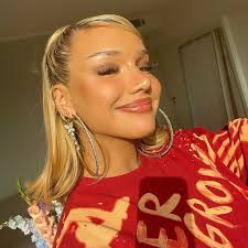 David will also offer peach, lemon and cotton candy flavors. Sprachlos Auch Shirin David Trug Sascha Gaugels Roben Promiflash De