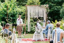 Der august ist der beste monat um koniferen und immergrüne laubgehölze zu pflanzen, zu schneiden und auch vegetativ zu vermehren. Entspannte Gartenhochzeit In Wissen Goldroschen Deine Rednerin Fur Eure Personliche Freie Trauung