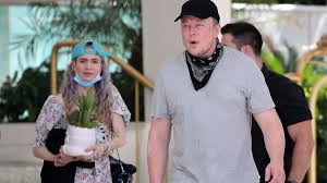 Grimes, the singer and artist, and elon musk, the rocket man and tesla magnate, have an elon musk and grimes at the met gala in new york, 2018, which had a catholic theme. Herrlich Normal Elon Musk Mit Sohnchen X Ae A Xii Gesichtet Promiflash De