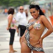 Nua, musa do Carnaval faz protesto contra valores para desfilar