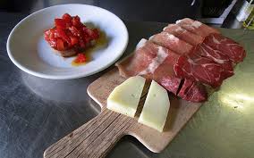 Immaginate il classico tagliere di salumi e formaggi con cui spesso si aprono le cene in trattoria, alla fine è sempre più o meno lo stesso, arriva il classi. Tagliere Di Salumi E Formaggio Trattoria Priscilla Piatti Della Tradizione Romana