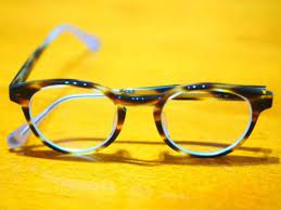 オリバーピープルズ アメリカ です この眼鏡はボストンタイプで落ち着いた感じになります 冠婚葬祭用に買いました ボストン型はたくさんのブランドが出ていますが ボストンの中でもこれはカーブが絶妙です そして普通のセルフレームと違って つるの後端が透明になっ