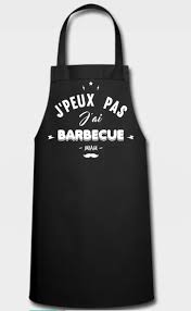 Voici un tablier plein d'humour à offrir aux hommes qui cuisinent (ou essaient de cuisiner), à la fois beau, pratique et très résistant, il sera le meilleur allié de ceux qui aiment (ou sont obligés) de passer du temps aux fourneaux ! Epingle Sur Tabliers