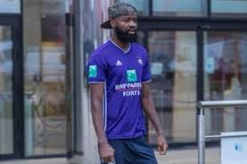 Daarop besloot lamkel zé met een shirt van anderlecht op de club te verschijnen en dreigde hij een volgende keer met een shirt van. Footballer S Stunt Backfires As Security Barricade Door While He Wears Rival Kit 1 Famous News