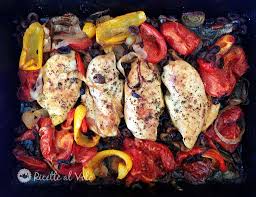 Il petto di pollo ai peperoni è un secondo piatto di carne cremoso e saporito realizzato con un gustoso sugo a base di pomodori datterini e peperoni. Petto Di Pollo Al Forno Con Verdure Ricetta Gustosa Ricette Al Volo