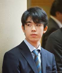 ――しかし、藤井四段は第一局目を落としてしまいました。 どこで間違えたのですか。 聡太 あとで知ったのですが、対局相手の坂井三段は「昇段者キラー」で有名だったようです。 序盤、中盤は順調だったのですが、終盤で悪くしてしまい、逆転されてしまった。 Shogi ãŠã—ã‚ƒã‚Œã¾ã¨ã‚ã®äººæ°—ã‚¢ã‚¤ãƒ‡ã‚¢ Pinterest Bedroom Eye è—¤äº•è¡å¤ª å¤ª åˆæ‹