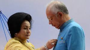 Pihak berkuasa hari ini menyerahkan sebilangan gambar kepada bekas perdana menteri, najib razak dan isterinya rosmah mansor untuk. Cerita Sisi Lain Kehidupan Najib Razak Dan Rosmah Mansor Si Istri Yang Ditakuti Kumparan Com