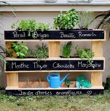 30 Astuces Pour Amenager Un Petit Jardin Palette Jardin Aromatique Jardin Aromatique Et Palette Jardin
