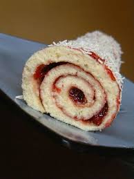 Gateau Roule Parfait Ingredients Pour Un Moule 28 X 38 Cm 3 Oeufs 3 Cs De Lait 75 Gr De Sucre 75 Gr De Farin Roule A La Fraise Gateau Roule Meilleur Recette