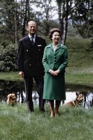 Ona samotná tehdejší doba nebyla nijak snadná, ale zvýraznit jí tvůrci dokázali docela dobře. 430 The British Monarchy Ideas Kralovna Alzbeta Kralovske Rodiny Britska Kralovska Rodina