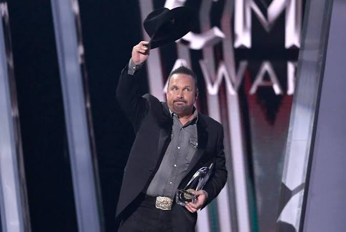 Garth Brooks wins entertainer of the year at CMAs, despite female push | PBS News
