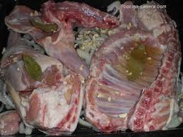 El cabrito es la cría de la cabra de hasta 4 meses de edad, similar al cordero de leche. Cabrito Al Horno Receta Facil Cocina Casera Receta Asado Receta Recetas Faciles Cocina Casera