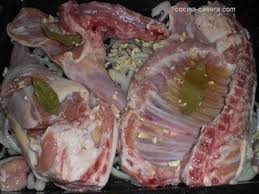 Saca la parrilla del horno con todo y la carne, y ponla a escurrir sobre varias capas de. Cabrito Al Horno Receta Facil Cocina Casera Receta Asado Receta Recetas Faciles Cocina Casera