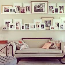 Fotoleise Mit Bilder In Weissen Rahmen Sofa Mit Bemusterten Kissen Home Living Room Photo Wall Display Wedding Photo Wall Display